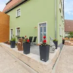 Mit Terrasse 