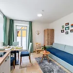 Mit Terrasse 
