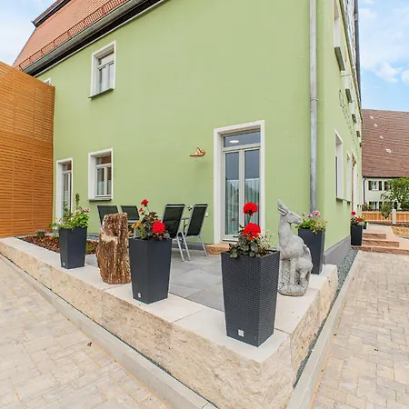 Mit Terrasse 